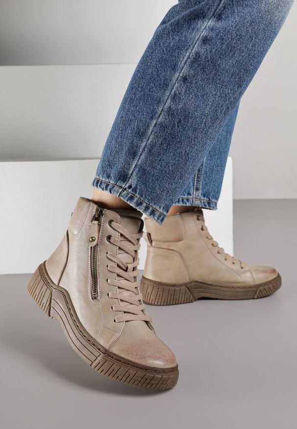 Born2be - Ciemnobeżowe Sportowe Botki ze Sznurowaną Cholewką i Ozdobnym Suwakiem Ezilare. Kolor: beżowy. Materiał: dzianina, jeans, futro. Szerokość cholewki: normalna. Styl: sportowy
