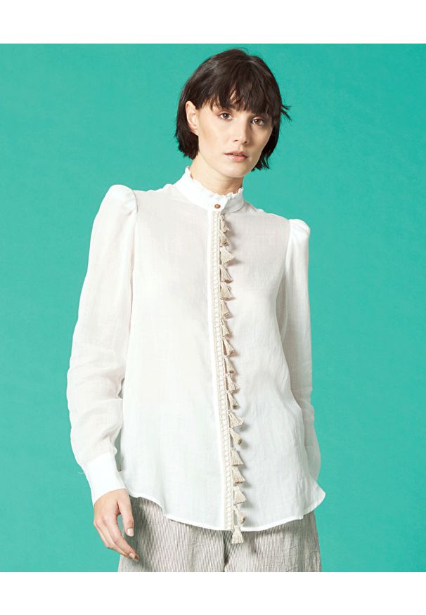 Manila Grace - MANILA GRACE - Biała koszula z frędzlami. Kolor: biały. Wzór: aplikacja. Styl: klasyczny