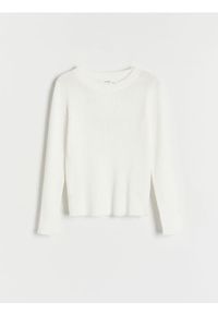 Reserved - Sweter w prążki - złamana biel. Materiał: dzianina, wiskoza. Wzór: prążki