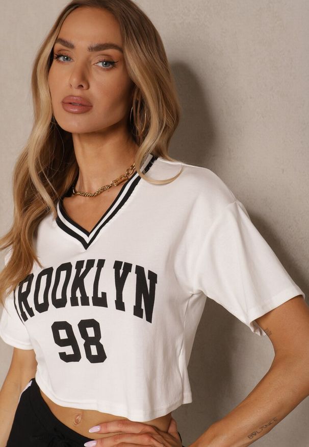 Renee - Biały T-shirt z Bawełny Ozdobiony Napisem Lireline. Okazja: na co dzień. Kolor: biały. Materiał: bawełna. Wzór: aplikacja, napisy. Styl: klasyczny, casual, elegancki