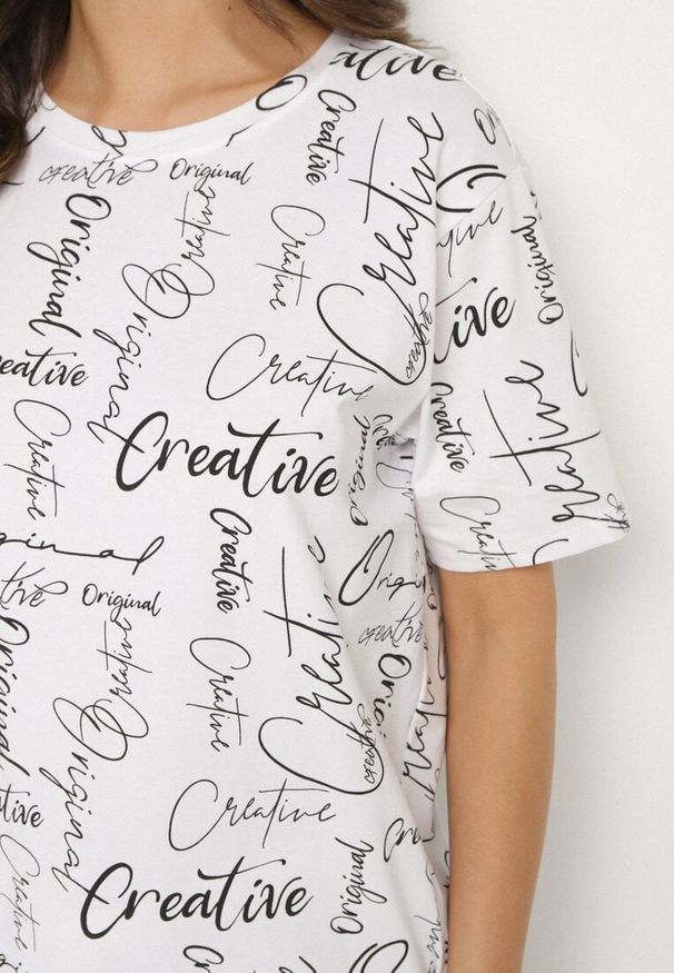Born2be - Biały T-shirt Oversize z Bawełny Zdobiony Nadrukiem Sinelra. Okazja: na co dzień. Kolor: biały. Materiał: bawełna. Wzór: aplikacja, nadruk. Styl: klasyczny, elegancki, casual