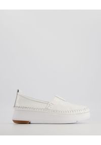 Venezia - BIAŁE MOKASYNY 617890 WHITE. Kolor: biały. Materiał: skóra, syntetyk, lakier. Obcas: na obcasie. Wysokość obcasa: średni #1