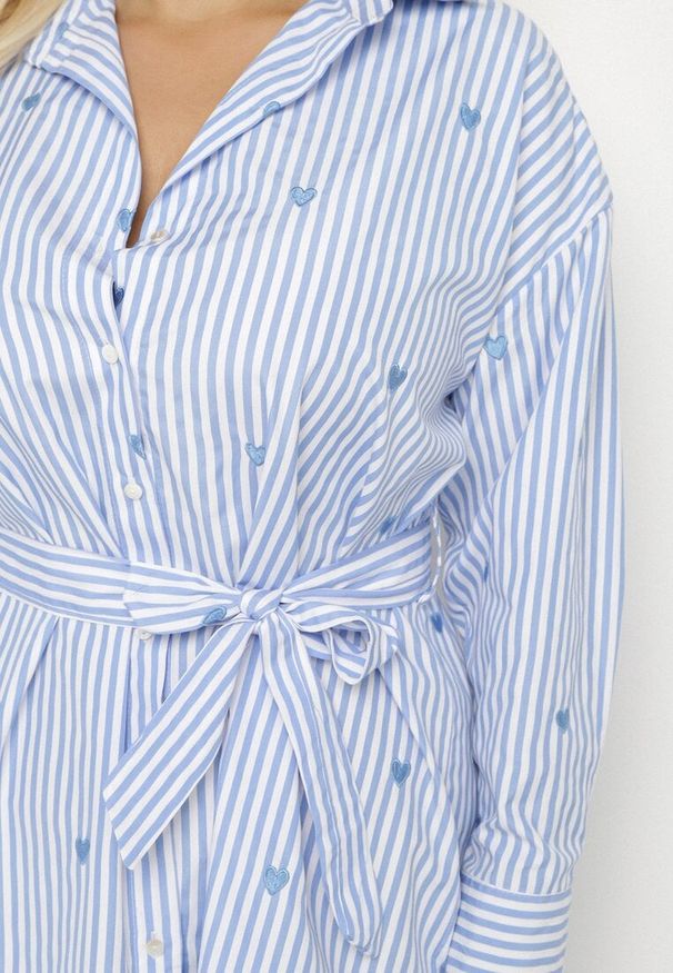 Born2be - Jasnoniebieska Sukienka z Bawełną w Serca Koszulowa w Paski z Wiązaniem w Talii Tolurea. Okazja: na co dzień. Kolor: niebieski. Materiał: bawełna. Długość rękawa: długi rękaw. Wzór: paski. Typ sukienki: koszulowe. Styl: casual, klasyczny