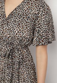 Born2be - Czarno-Biała Sukienka w Panterkę o Kopertowym Kroju z Wiązanym Paskiem Filinne. Okazja: na co dzień. Typ kołnierza: dekolt w kształcie V. Kolor: czarny. Długość rękawa: krótki rękaw. Wzór: motyw zwierzęcy. Typ sukienki: kopertowe. Styl: casual, klasyczny #7