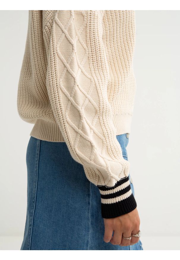 Big-Star - Sweter dziewczęcy w stylu college kremowy Collagia 103. Okazja: na uczelnię, na co dzień. Kolor: biały. Materiał: bawełna, skóra. Wzór: aplikacja. Styl: klasyczny, młodzieżowy, casual