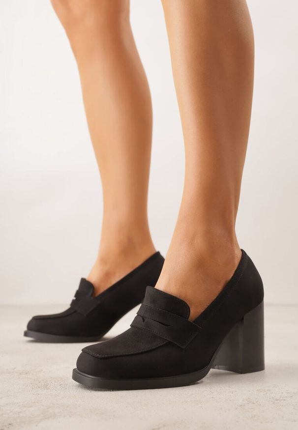 Renee - Czarne Półbuty Mokasyny na Słupku z Geometryczną Wstawką Edalinae. Okazja: na co dzień. Kolor: czarny. Wzór: geometria. Obcas: na słupku. Styl: casual, klasyczny