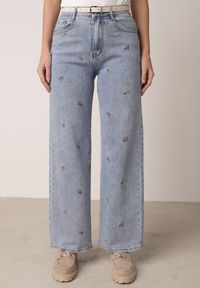 Born2be - Niebieskie Jeansy z Bawełną o Szerokim Kroju z Wysokim Stanem Ozdobione Haftem Oslian. Okazja: na co dzień. Stan: podwyższony. Kolor: niebieski. Długość: długie. Wzór: aplikacja, haft. Styl: casual, elegancki, klasyczny #7