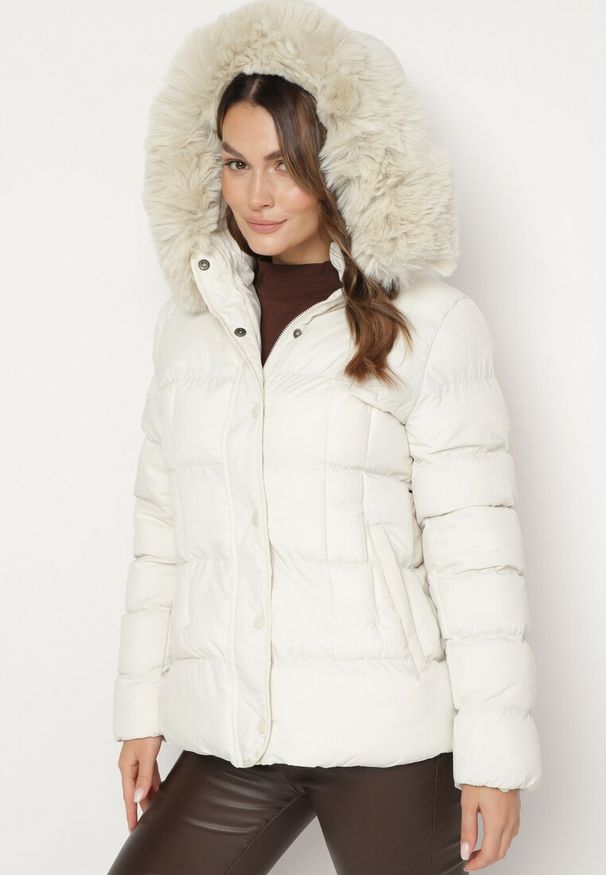 Born2be - Jasnobeżowa Kurtka z Futrem Pikowana z Odpinanym Kapturem Raiona. Okazja: na co dzień, na spacer. Kolekcja: plus size. Kolor: beżowy. Materiał: futro. Styl: elegancki, casual