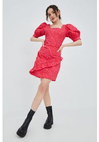 Vero Moda sukienka bawełniana kolor czerwony mini dopasowana. Typ kołnierza: dekolt w karo. Kolor: czerwony. Materiał: bawełna. Typ sukienki: dopasowane. Długość: mini #1