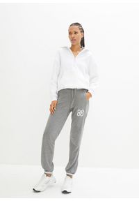 bonprix - Spodnie dresowe z elastycznego materiału z bawełną. Kolor: szary. Materiał: dresówka, bawełna, materiał. Wzór: nadruk. Styl: sportowy