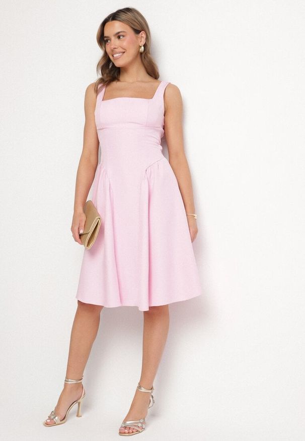 Born2be - Różowa Sukienka Rozkloszowana z Ozdobną Kokardą na Plecach Sonarisea. Typ kołnierza: kokarda. Kolor: różowy. Typ sukienki: rozkloszowane. Styl: klasyczny