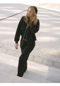 Reserved - Spodnie z szeroką nogawką - ciemnobrązowy. Kolor: brązowy. Materiał: dzianina #1