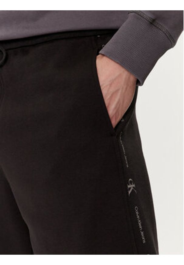 Calvin Klein Jeans Szorty sportowe Logo Repeat J30J325129 Czarny Regular Fit. Kolor: czarny. Materiał: bawełna, syntetyk. Styl: sportowy