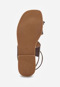 Renee - Brązowe Sandały z Paskiem na Palec z Metaliczną Aplikacją i Klamerką Ailintra. Okazja: na co dzień. Zapięcie: pasek. Kolor: brązowy. Wzór: aplikacja. Styl: casual, elegancki #9