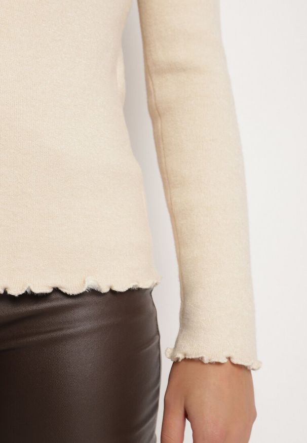 Born2be - Beżowy Sweter z Wełną i Ozdobną Falbanką przy Dekolcie Seanoria. Okazja: na co dzień. Kolor: beżowy. Materiał: wełna. Wzór: aplikacja. Styl: klasyczny, elegancki, casual