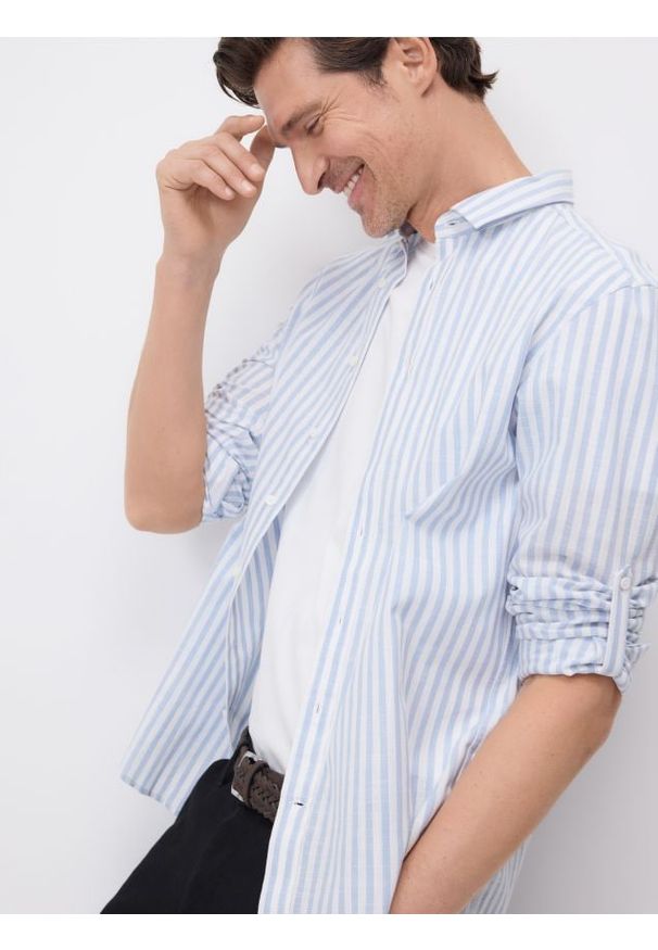 Reserved - Koszula regular fit w paski - jasnoniebieski. Kolor: niebieski. Materiał: bawełna, tkanina. Wzór: paski