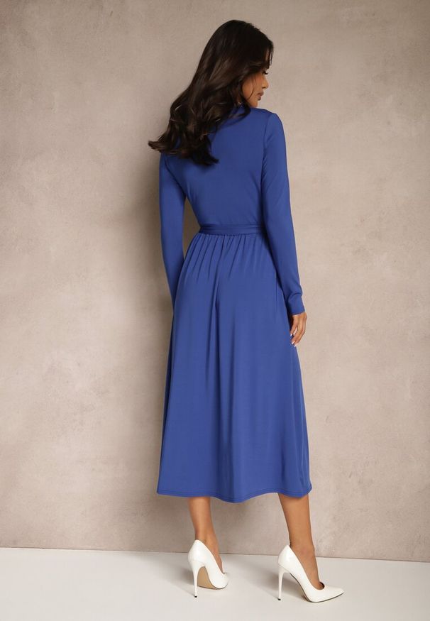 Renee - Niebieska Taliowana Sukienka z Paskiem z Domieszką Wiskozy Hrestalia. Okazja: na co dzień. Typ kołnierza: dekolt w kształcie V. Kolor: niebieski. Materiał: wiskoza. Długość rękawa: długi rękaw. Typ sukienki: proste. Styl: casual