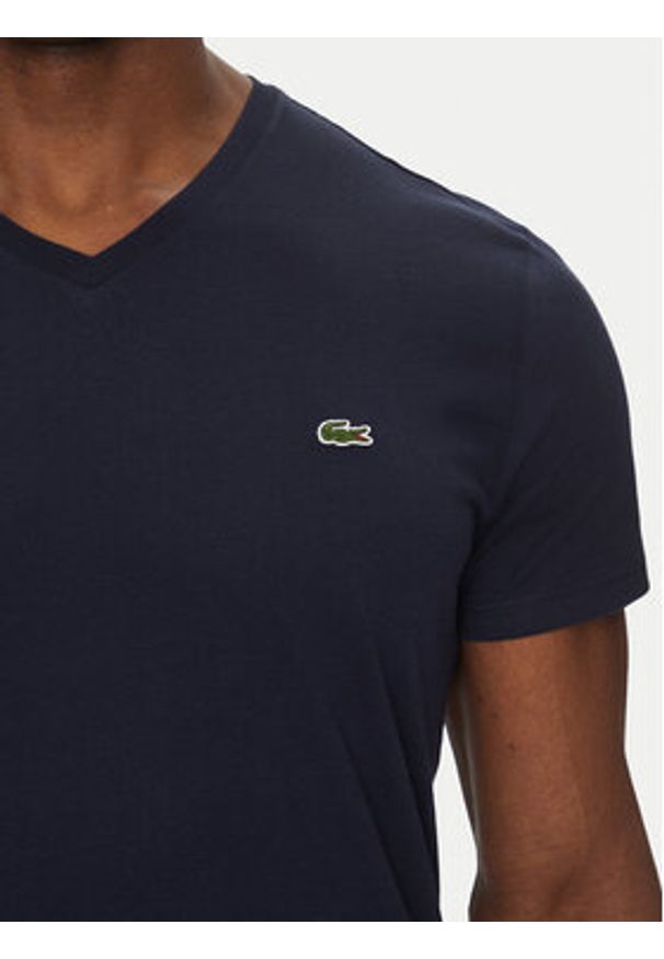 Lacoste T-Shirt TH6710 Granatowy Regular Fit. Kolor: niebieski. Materiał: bawełna