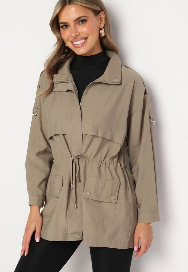 Born2be - Beżowa Kurtka Parka z Bawełną Ściągana w Pasie Troczkiem Zapinana na Napy Velethra. Okazja: na co dzień. Kolor: beżowy. Materiał: bawełna. Styl: casual