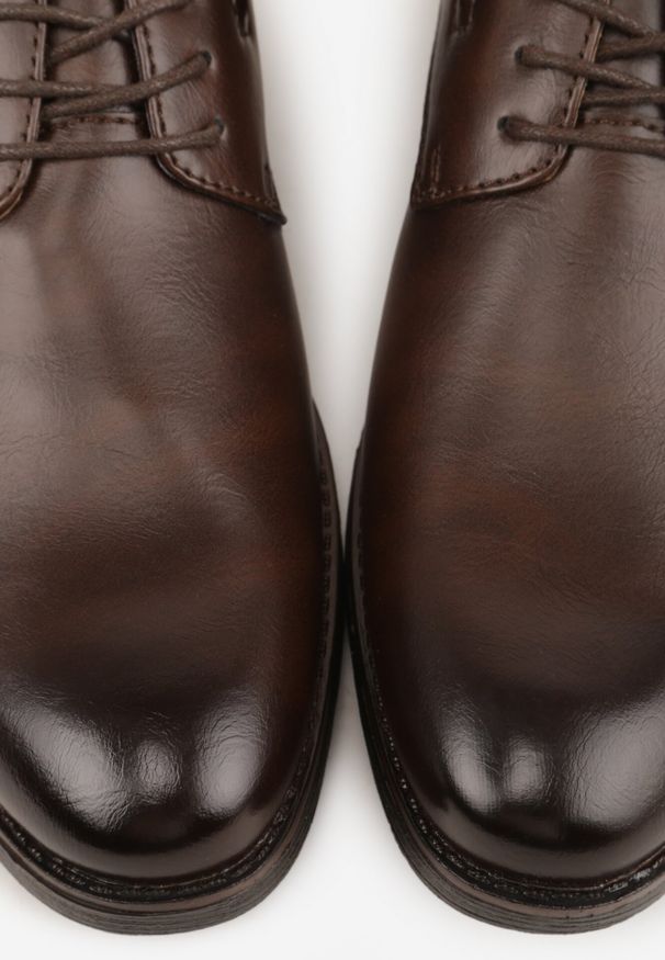 Born2be - Ciemnobrązowe Półbuty Wizytowe ze Skórzaną Wkładką i Geometryczną Wstawką Everis. Kolor: brązowy. Materiał: skóra. Wzór: geometria. Styl: wizytowy