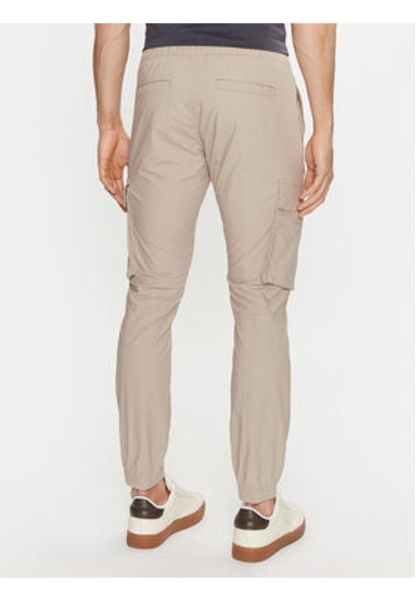 Calvin Klein Jeans Joggery J30J327614 Beżowy Skinny Fit. Kolor: beżowy. Materiał: bawełna
