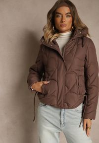 Renee - Brązowa Kurtka z Pikowanymi Przeszyciami Kapturem i Aplikacjami po Bokach Oloria. Okazja: na imprezę, na co dzień. Kolor: brązowy. Materiał: jeans. Wzór: aplikacja. Styl: casual