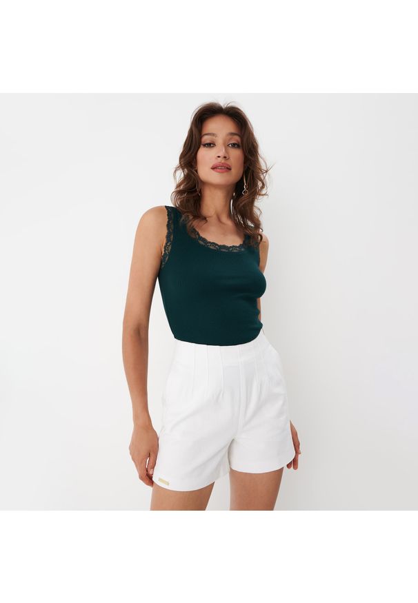 Mohito - Zielony top z koronką - Khaki. Kolor: brązowy. Materiał: koronka. Wzór: koronka