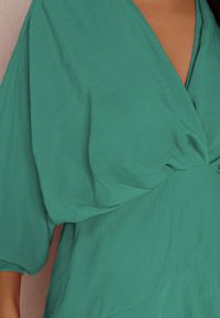 Renee - Zielona Sukienka Barbeina. Kolor: zielony. Wzór: geometria. Typ sukienki: kopertowe. Długość: mini #5