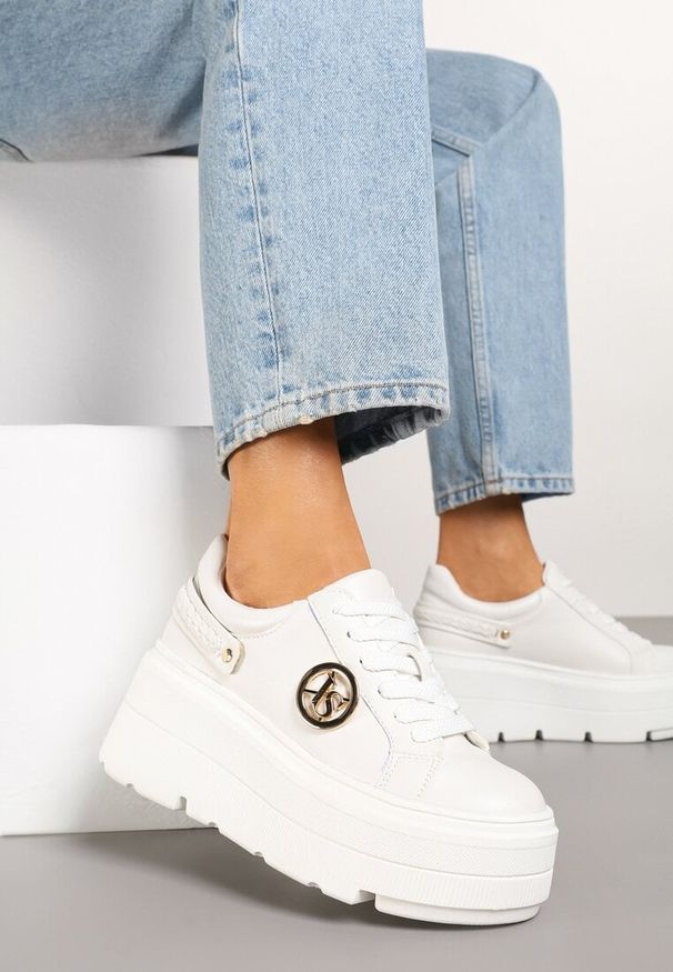 Born2be - Białe Sneakersy Vices na Grubej Podeszwie z Metaliczną Ozdobą Tatorelis. Okazja: na co dzień. Kolor: biały. Materiał: jeans. Wzór: aplikacja