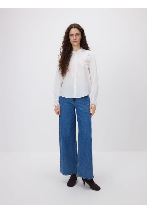 Reserved - Koszula z ażurową wstawką - biały. Kolor: biały. Materiał: tkanina, bawełna. Wzór: ażurowy