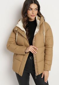 Born2be - Jasnobeżowa Pikowana Kurtka Kurtka o Pudełkowym Kroju z Kapturem i Kieszeniami Alissan. Typ kołnierza: kaptur. Kolor: beżowy. Materiał: jeans. Sezon: zima #4