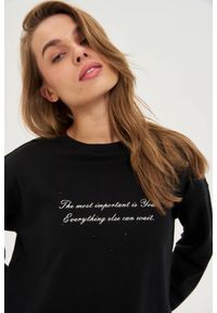 MOODO - Bluza z napisem czarna. Kolor: czarny. Materiał: poliester, bawełna. Wzór: napisy