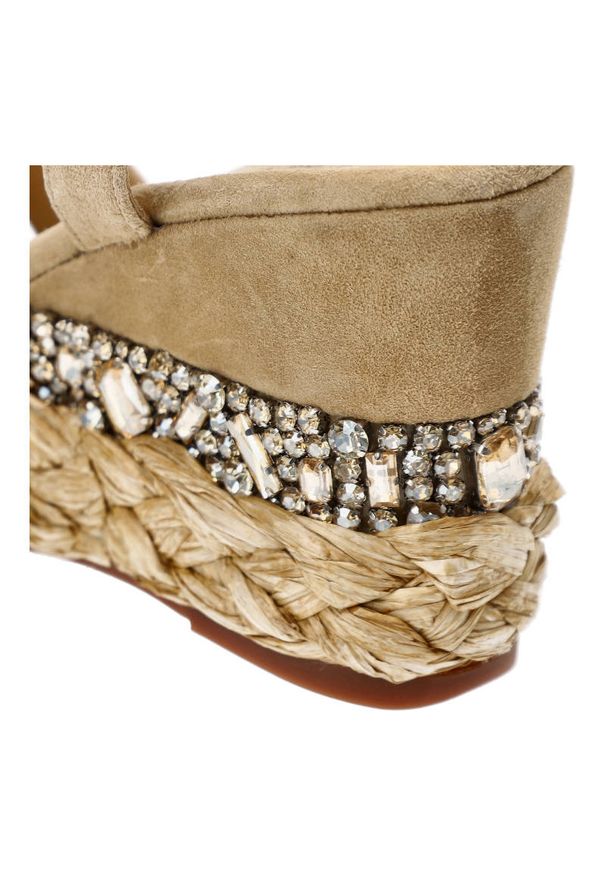 Beżowe Sandały Alma En Pena Eleganckie Buty Na Koturnie. Okazja: na spacer. Zapięcie: sprzączka. Kolor: beżowy. Szerokość cholewki: normalna. Wzór: aplikacja. Materiał: zamsz, skóra, dziergany. Obcas: na koturnie. Styl: elegancki. Wysokość obcasa: średni