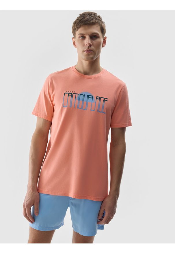 4f - T-shirt z nadrukiem męski - pomarańczowy. Okazja: na co dzień. Kolor: pomarańczowy. Materiał: bawełna, dzianina, jersey. Wzór: nadruk. Styl: casual, klasyczny, sportowy