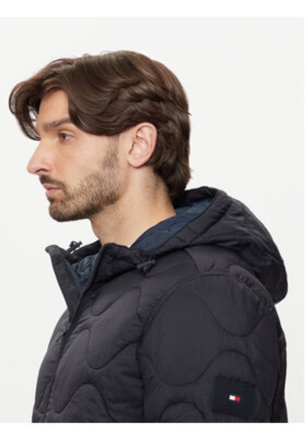 TOMMY HILFIGER - Tommy Hilfiger Kurtka przejściowa MW0MW36585 Granatowy Regular Fit. Kolor: niebieski. Materiał: syntetyk