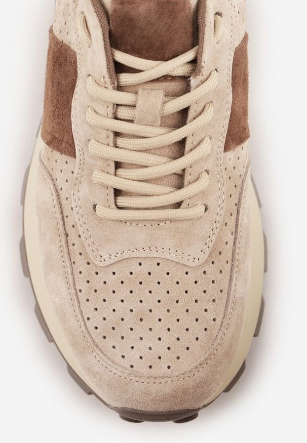 Renee - Ciemnobeżowe Zamszowe Sneakersy na Podeszwie Chunky z Perforowaną Cholewką Cezarlina. Okazja: na co dzień. Kolor: beżowy. Materiał: zamsz. Szerokość cholewki: normalna