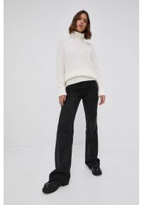 Karl Lagerfeld Sweter wełniany 216W2004 damski kolor kremowy ciepły z golfem. Typ kołnierza: golf. Kolor: beżowy. Materiał: wełna. Długość rękawa: raglanowy rękaw. Wzór: ze splotem #2