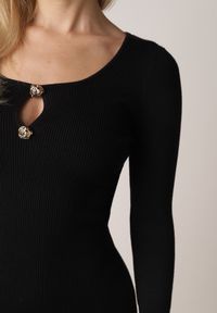 Born2be - Czarna Sweterkowa Sukienka Dopasowana z Wiskozy z Falbankami i Guzikami Nevinndra. Okazja: na co dzień. Typ kołnierza: kołnierz z falbankami. Kolor: czarny. Materiał: wiskoza. Typ sukienki: proste. Styl: casual, elegancki #8