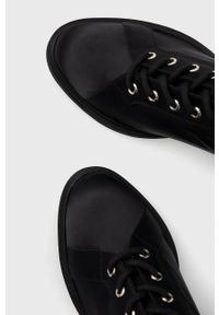 Emporio Armani Kozaki damskie kolor czarny na słupku. Nosek buta: okrągły. Zapięcie: sznurówki. Kolor: czarny. Szerokość cholewki: normalna. Obcas: na słupku. Wysokość obcasa: średni #3