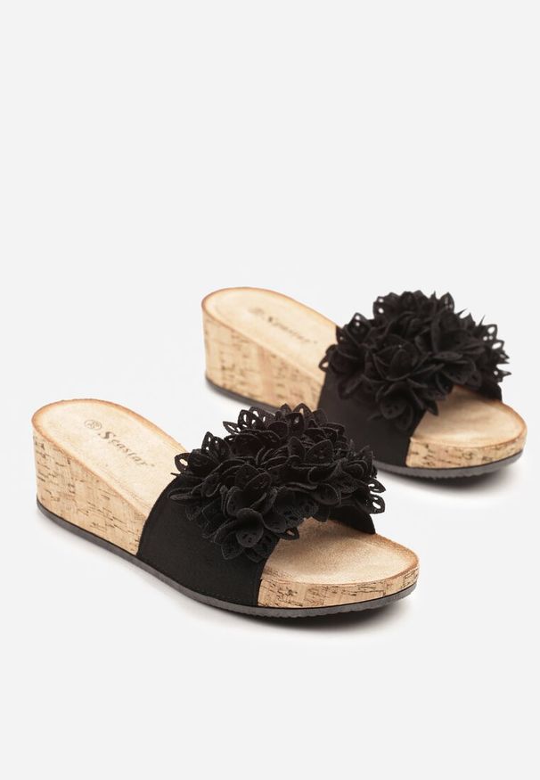 Born2be - Czarne Klapki na Koturnie z Kwiatami 3D Zariva. Kolor: czarny. Materiał: jeans. Wzór: kwiaty. Sezon: lato. Obcas: na koturnie. Styl: elegancki