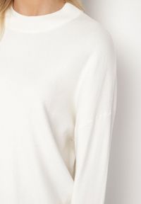 Born2be - Biały Gładki Sweter z Rękawami Typu Nietoperz Ralanevia. Okazja: do pracy, na co dzień. Kolor: biały. Wzór: gładki. Styl: casual #4
