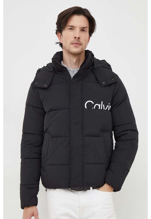 Calvin Klein Jeans kurtka męska kolor czarny zimowa. Kolor: czarny. Materiał: włókno, materiał. Wzór: nadruk. Sezon: zima