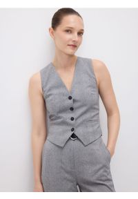 Reserved - Kamizelka w jodełkę - ciemnoszary. Kolor: szary. Materiał: dzianina. Wzór: jodełka