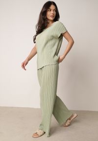 Born2be - Zielone Szerokie Spodnie z Wysokim Stanem ze Zwiewnej Tkaniny z Plisami Galiris. Okazja: do pracy, na co dzień, na spotkanie biznesowe. Stan: podwyższony. Kolor: zielony. Materiał: tkanina. Długość: długie. Styl: elegancki, biznesowy, casual #4