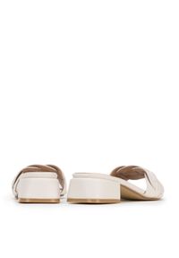 Wittchen - Klapki z plecionką na niskim obcasie kremowe. Okazja: na imprezę, na spacer. Kolor: kremowy. Materiał: skóra ekologiczna. Wzór: ze splotem. Sezon: wiosna, lato. Obcas: na obcasie. Wysokość obcasa: niski #4