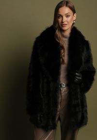 Born2be - Czarna Kurtka Futerko o Prostym Kroju z Cienkim Wiązanym Paskiem Casatte. Okazja: do pracy, na spotkanie biznesowe. Typ kołnierza: golf. Kolor: czarny. Materiał: futro. Wzór: aplikacja. Styl: biznesowy #7