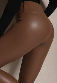 Renee - Brązowe Legginsy z Imitacji Skóry High Waist z Polarem Selabra. Okazja: na co dzień. Stan: podwyższony. Kolor: brązowy. Materiał: polar, skóra. Styl: casual #5