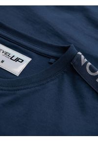 Ombre Clothing - Bawełniany longsleeve męski U-neck z lampasami i nadrukiem na piersi – ciemnoniebieski V1 OM-LSCL-0127 - XXL. Kolor: niebieski. Materiał: bawełna. Długość rękawa: długi rękaw. Wzór: nadruk. Styl: sportowy, klasyczny #3