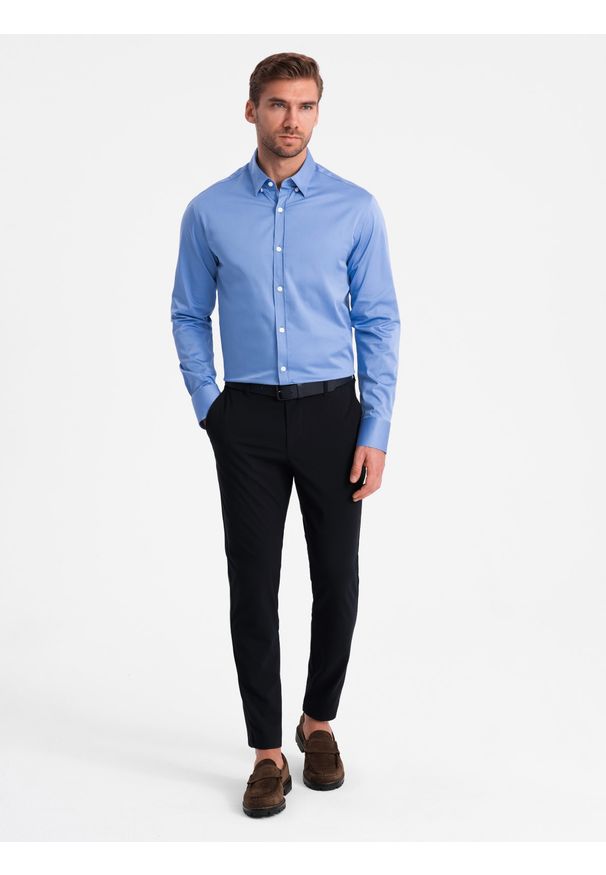 Ombre Clothing - Klasyczna męska koszula SLIM FIT z satynowej tkaniny – niebieska V2. Okazja: na spotkanie biznesowe, do pracy, na co dzień. Typ kołnierza: kołnierzyk klasyczny. Kolor: niebieski. Materiał: satyna, tkanina. Wzór: gładki. Styl: klasyczny