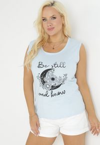 Born2be - Jasnoniebieski Tank Top z Nadrukiem i Okrągłym Dekoltem Irinka. Kolor: niebieski. Wzór: nadruk #1